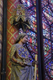 France, Paris (75), ile de la Cité, la Sainte Chapelle, la Chapelle Haute, polychromie et statue de l'apôtre Saint-Jean