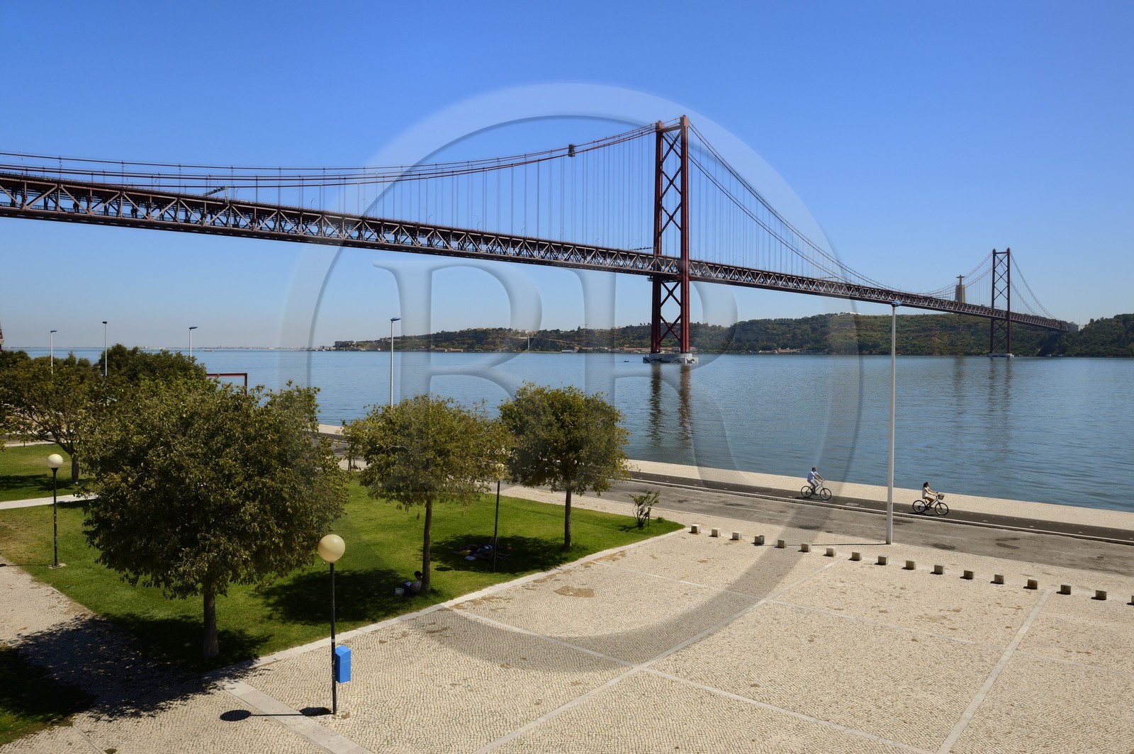 Portugal, Lisbonne, le pont du 25 de Abril sur le Tage