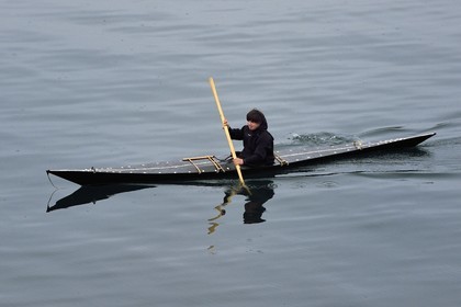 Groenland, région du centre ouest, Sisimiut (autrefois Holsteinsborg), inuit dans un kayak traditionnel