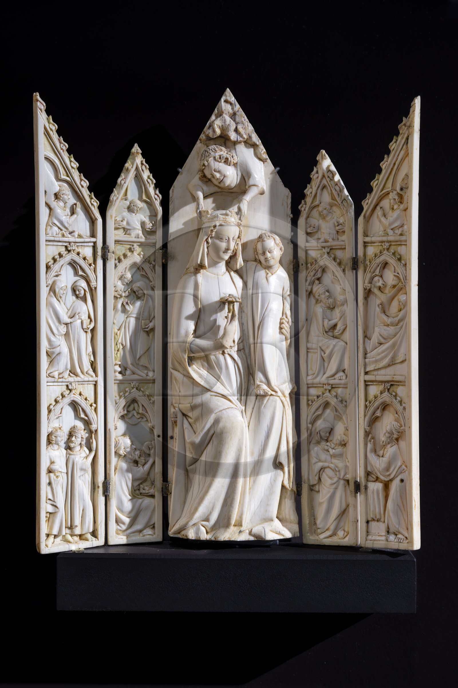 France, Côte-d'Or (21), Dijon, zone classée Patrimoine Mondial de l'UNESCO, Musée des Beaux-Arts dans l'ancien palais des ducs de Bourgogne, polyptyque, Vierge à l'Enfant et scène de l'enfance du Christ, ivoire peint et doré, France vers 1340-1350