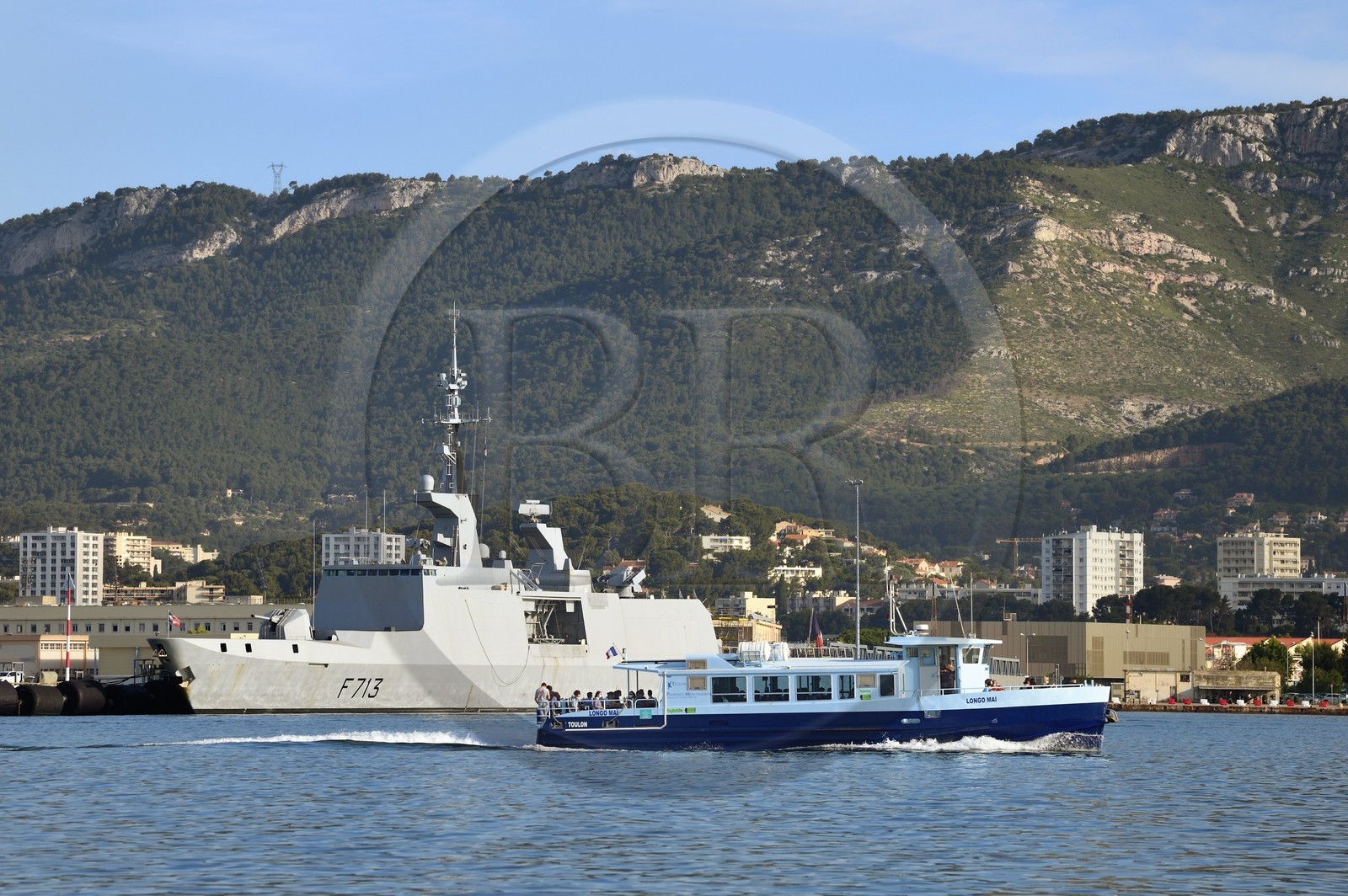 France, Var (83), Toulon, bateau-bus passant devant la base navale (Arsenal), le mont Faron en arrière-plan
