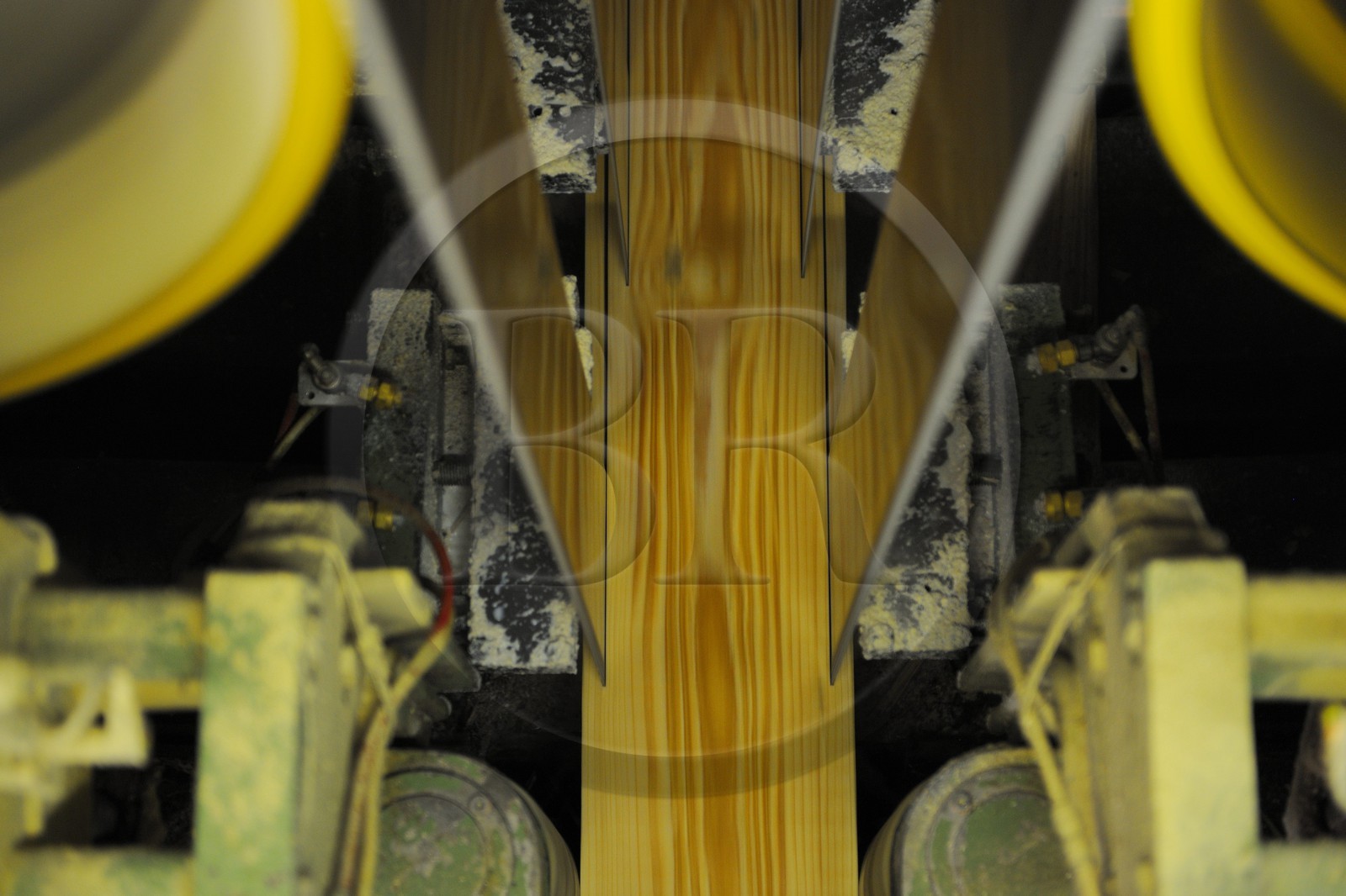 France, Moselle (57), scierie Abreschviller Sciages, découpe des poutres et planches