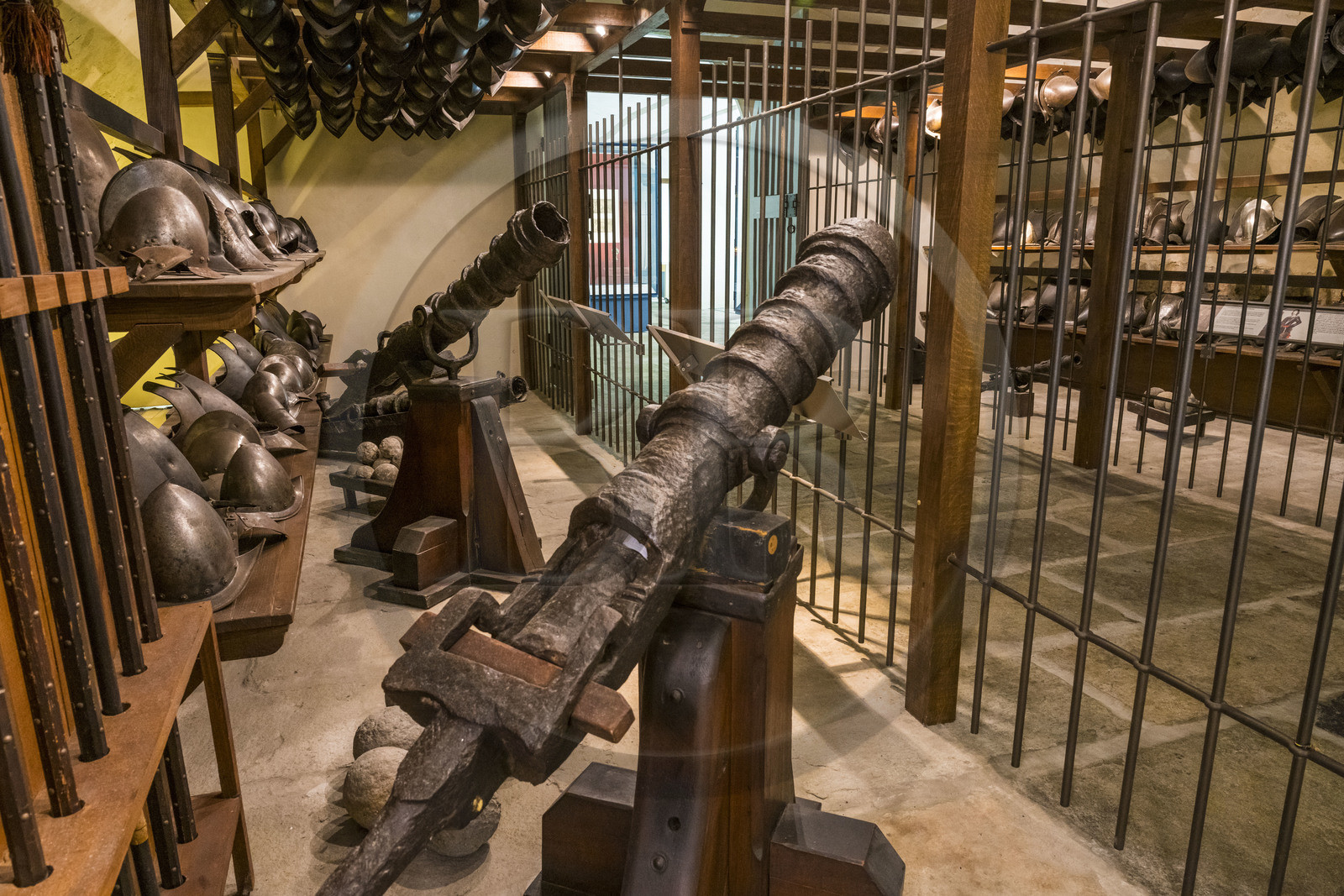 Italie, Ligurie, Gênes, Porto Antico (Vieux Port), Galata Museo del Mare (MUMA), musée consacré au monde maritime, armes de la darsena avec ses rateliers d’armes blanches, de cuirasses et de casques, bombarde en fer forgé