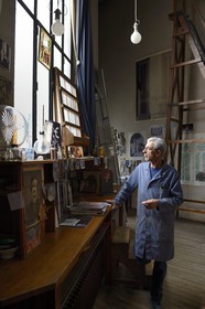 France, Marne (51), Reims, atelier Simon-Marq, maitres-verriers à Reims depuis 1640, le compagnon Alain Buisson regardant une oeuvre de Georges Braque dans le grand atelier