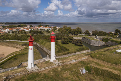 France, Charente-Maritime (17), Ile d'Aix, Fort de la Rade, phare de l'ile à deux tours construit en 1840 et fossés des fortifications puis le bourg en arrière plan (vue aérienne)