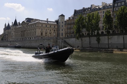 France, Paris (75), la brigade fluviale de la préfecture de Police en patrouille sur la Seine devant l'Ile de la Cité