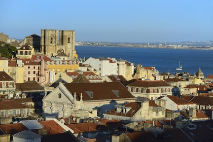 Portugal, Lisbon, Baixa district ​​view from the elevador (elevator) de Santa Justa and the cathedral Sé Patriarcal in the Alfama district, the Tagus River in the background