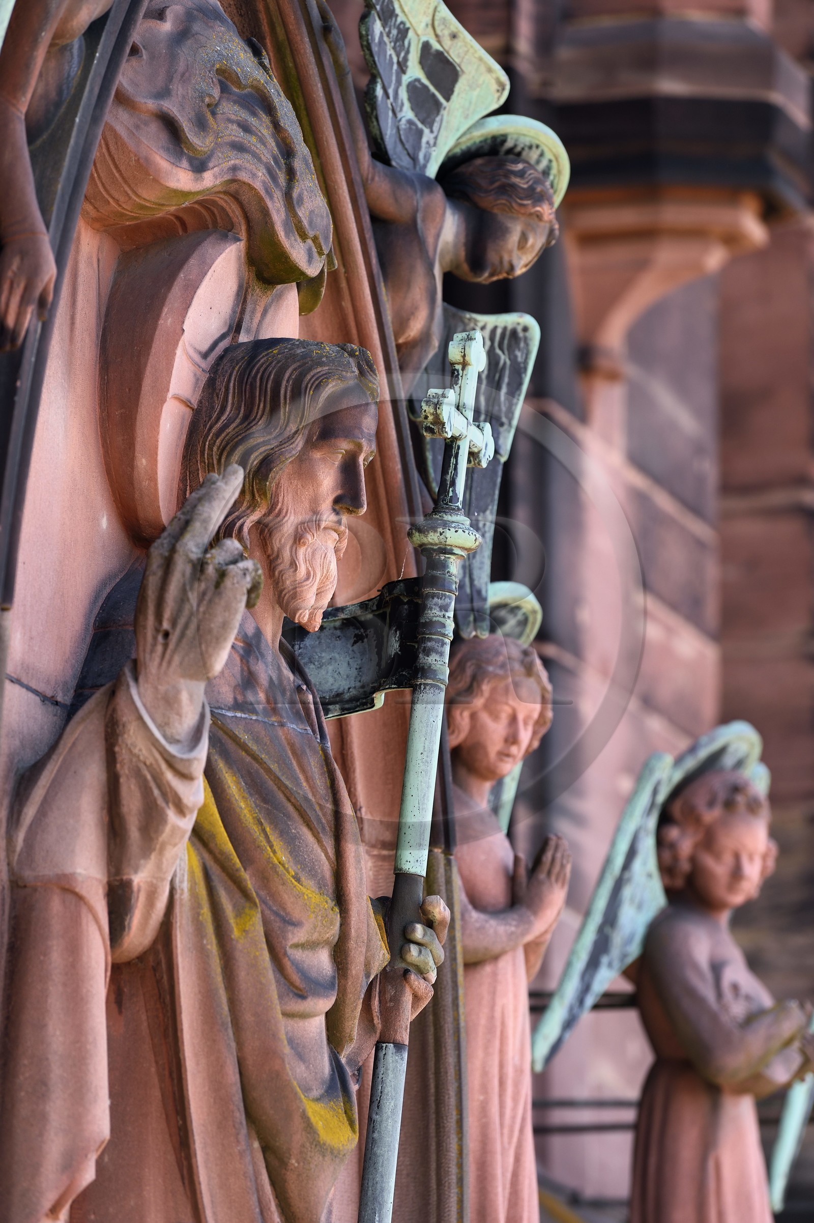 France, Bas-Rhin (67), Strasbourg, vieille ville classée au Patrimoine Mondial de l'UNESCO, la cathédrale Notre-Dame, la facade occidentale, le Christ entouré d'anges au dessus de la galerie des apotres