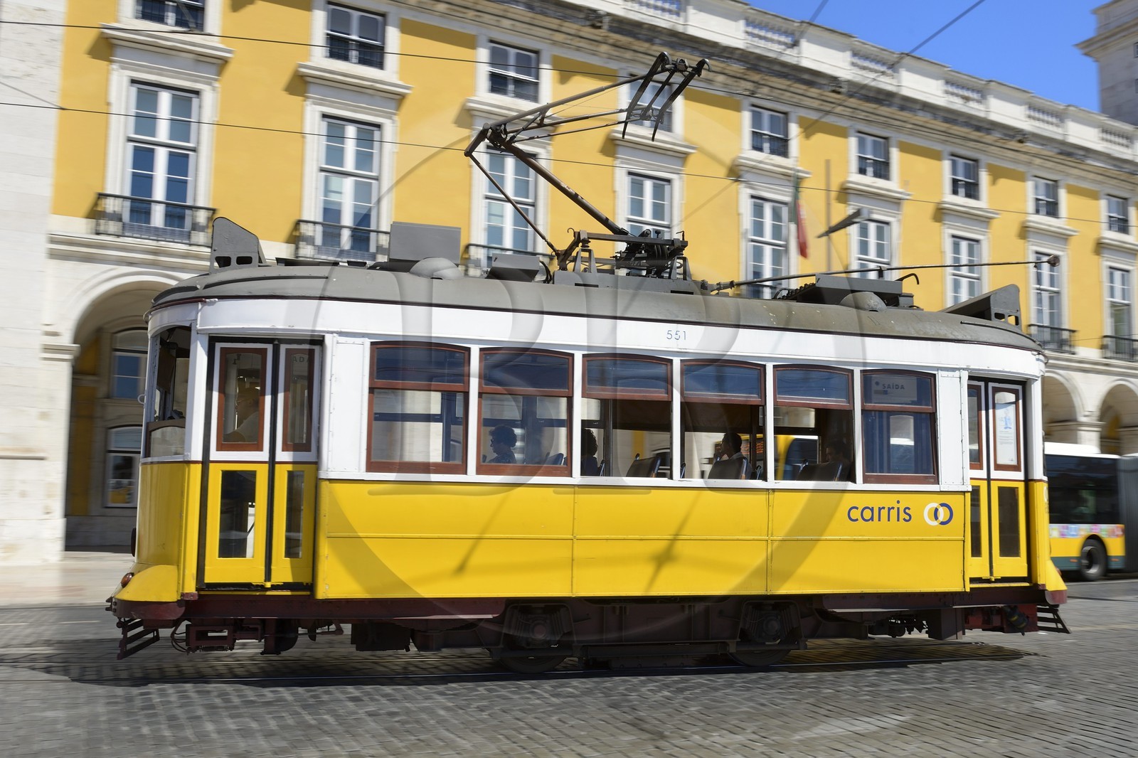 Portugal, Lisbonne, quartier de Baixa pombalin, tramway (electricos) sur la Praca do Comercio (Place du Commerce)