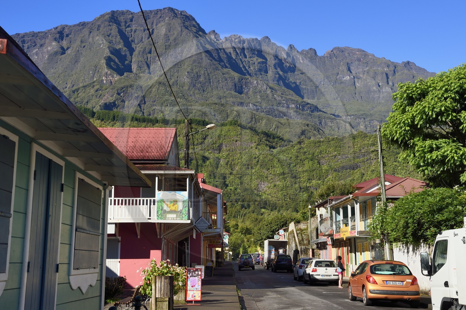 France, Ile de la Reunion, Cirque de Salazie, classé Patrimoine Mondial de l'UNESCO, Hell-Bourg, labellisé les Plus Beaux Villages de France, la rue principale rue du Général De Gaulle