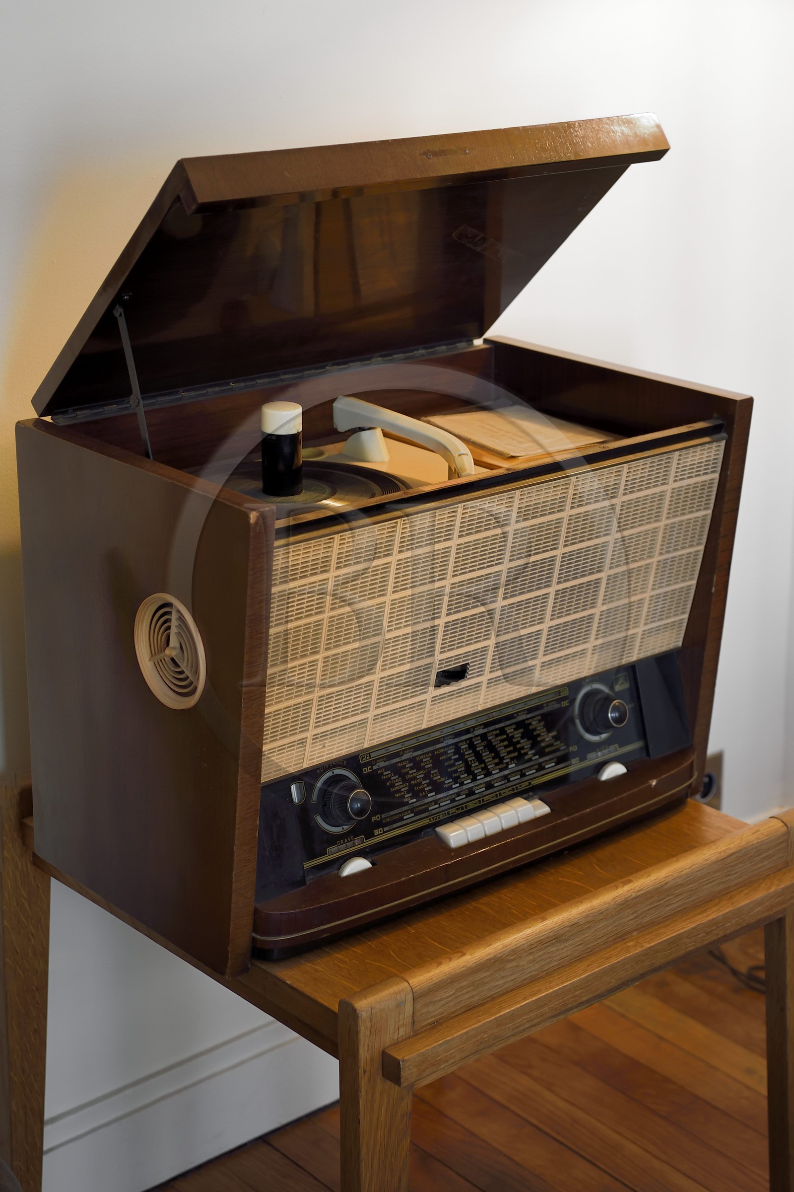 France, Seine-Maritime (76), Le Havre, Centre-ville reconstruit du Havre par Auguste Perret classé Patrimoine Mondial de l'UNESCO, Maison du Patrimoine atelier Perret, appartement temoin de la reconstuction, agencé et meublé année 1950, radio et tourne-disque