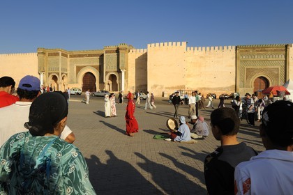 Maroc, Meknès, ville impériale, médina classée Patrimoine Mondial de l' UNESCO, la porte Bab el Mansour entre la cité impériale et la médina sur la place el Hédime ou Lahdim