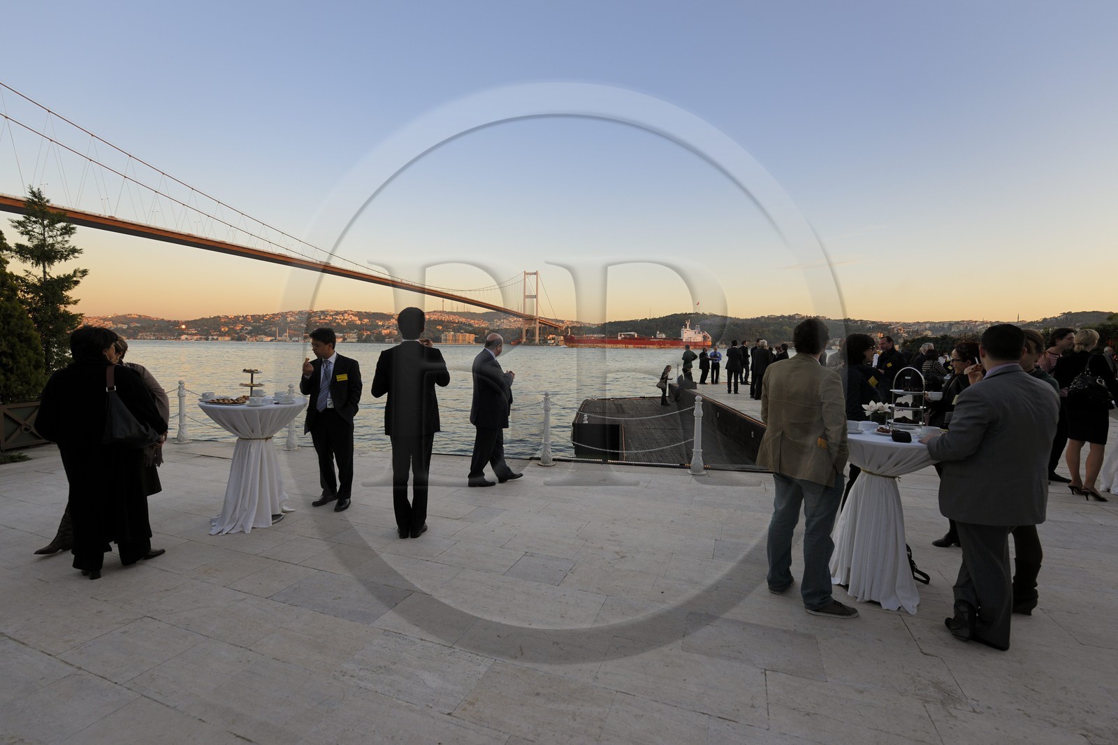 Turquie, Istanbul, Marmara Esma Sultan par le cabinet d'architectes GAD Global Architectural Development sous le pont du Bosphore