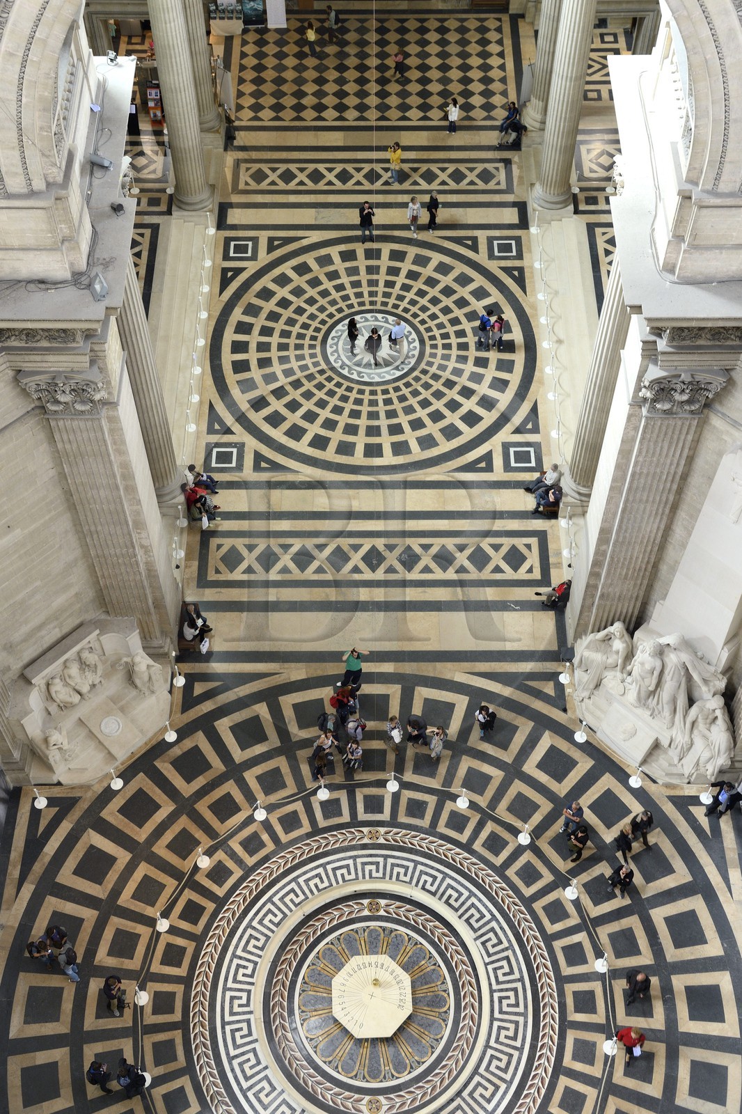 France, Paris (75), le Panthéon, le pendule de Foucault sous le dôme dans la nef