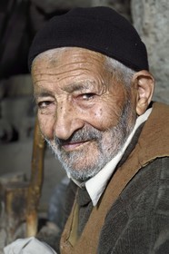 Iran, Isfahan province, Dasht-e Kavir desert, city of Nain also known as Naein, Sayed Ali Mustapha, 85 years camel wool weaver in his underground workshop in Mohammadiyeh