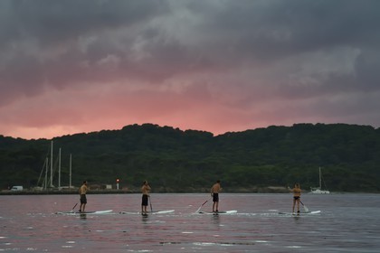 France, Var (83), Iles d'Hyères, parc national de Port Cros, Ile de Porquerolles, stand-up paddle au large de la plage de la Courtade guidés par Alexandre Bernd