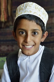 Sultanat d'Oman, gouvernorat de Ash Sharqiyah, désert des Wahiba Sands ou Sharqiya Sands, village bédouin de al-Wasil, famille bédouine al-Badri, Said qui rentre de l'école