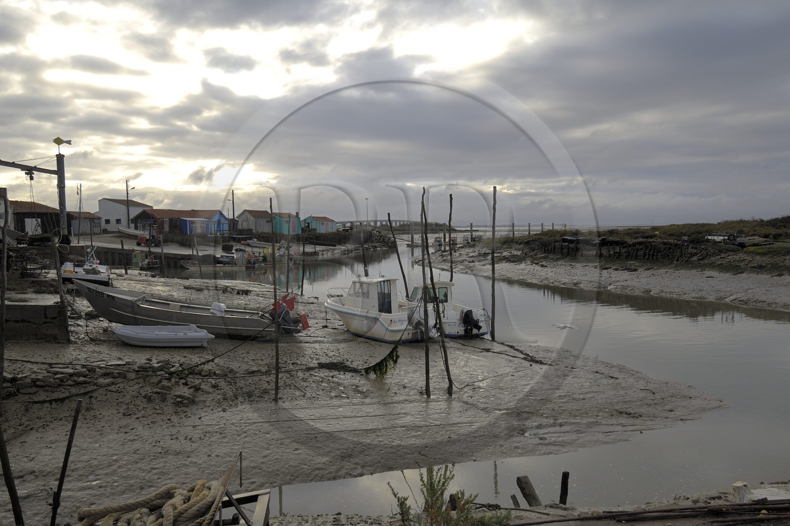 France, Charente-Maritime (17), Ile d'Oléron, le chenal d'Ors, port ostréicole, et le pont viaduc d'Oléron