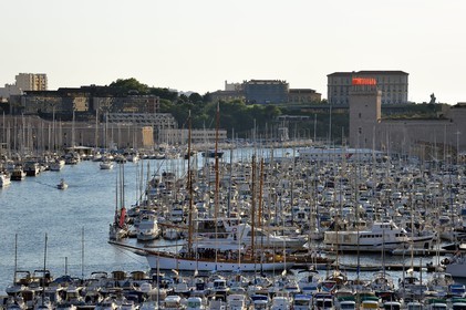 France, Bouches-du-Rhône (13), Marseille, Le Vieux Port, Fort Saint Jean et palais du Pharo en arrière plan