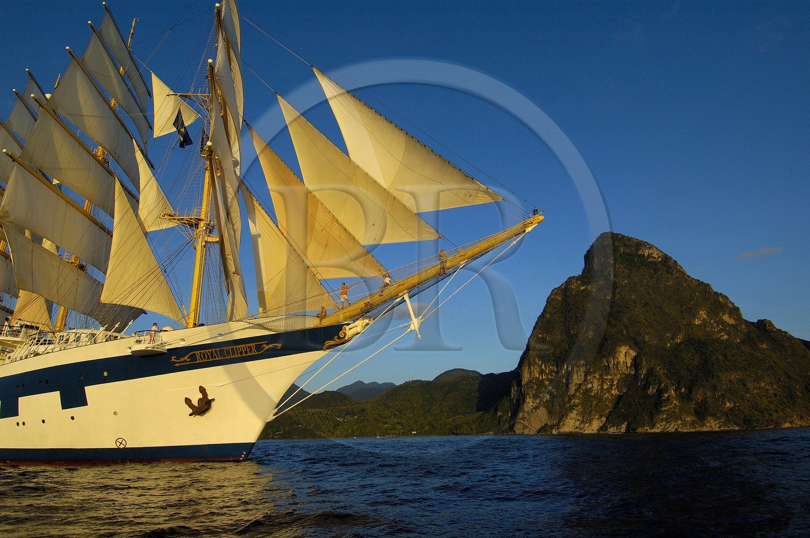 Caraïbes, Ile de Sainte-Lucie, le 5 mâts Royal Clipper toutes voiles dehors au large du Piton de Soufrière