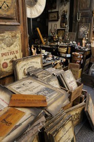 France, Bouches-du-Rhône (13), Aix-en-Provence, boutique La Taverne de Platon où on trouve notamment des sérigraphies d’étiquettes de grands crus