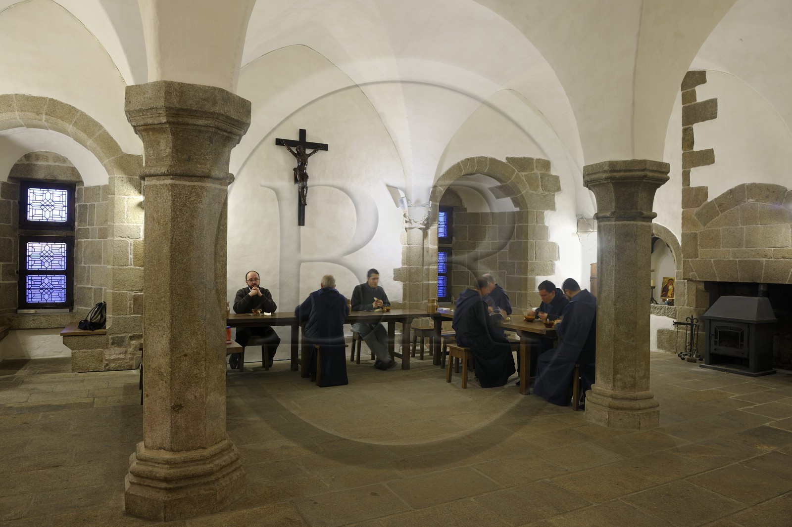 France, Manche (50), l'abbaye du Mont-Saint-Michel, classé Patrimoine Mondial de l'UNESCO, petit déjeuner dans le réfectoire actuel des moines des Fraternités Monastiques de Jérusalem dans les logis abbatiaux