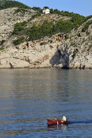 Croatie, Dalmatie, cote dalmate, Dubrovnik, la petite église St Blasius dans le quartier de Lapad et un pêcheur dans sa barque
