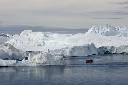 Groenland, cote ouest, baie de Disko, Ilulissat, fjord glacé classé Patrimoine Mondial de l'UNESCO qui est l’embouchure maritime du glacier Sermeq Kujalleq (Jakobshavn Glacier), bateau de pêche au pied des icebergs