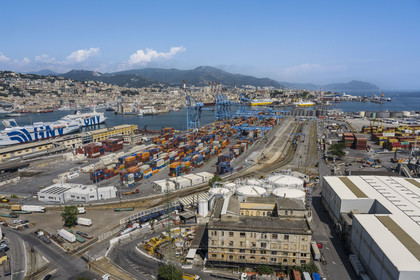 Italie, Ligurie, Gênes, le terminal conteneur du port de commerce et la ville en arrière plan