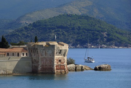 Italie, Toscane, l’Ile d’Elbe, Portoferraio, la Tour Torre del Martello à l'entrée du vieux Port