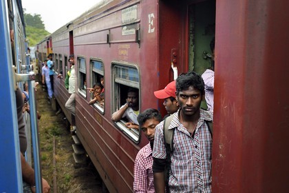 Sri Lanka, Province du Centre, trajet en train dans la région montagneuse de la culture du thé entre Hatton et Badulla, gare rurale de Great Western, passagers accrochés aux portières