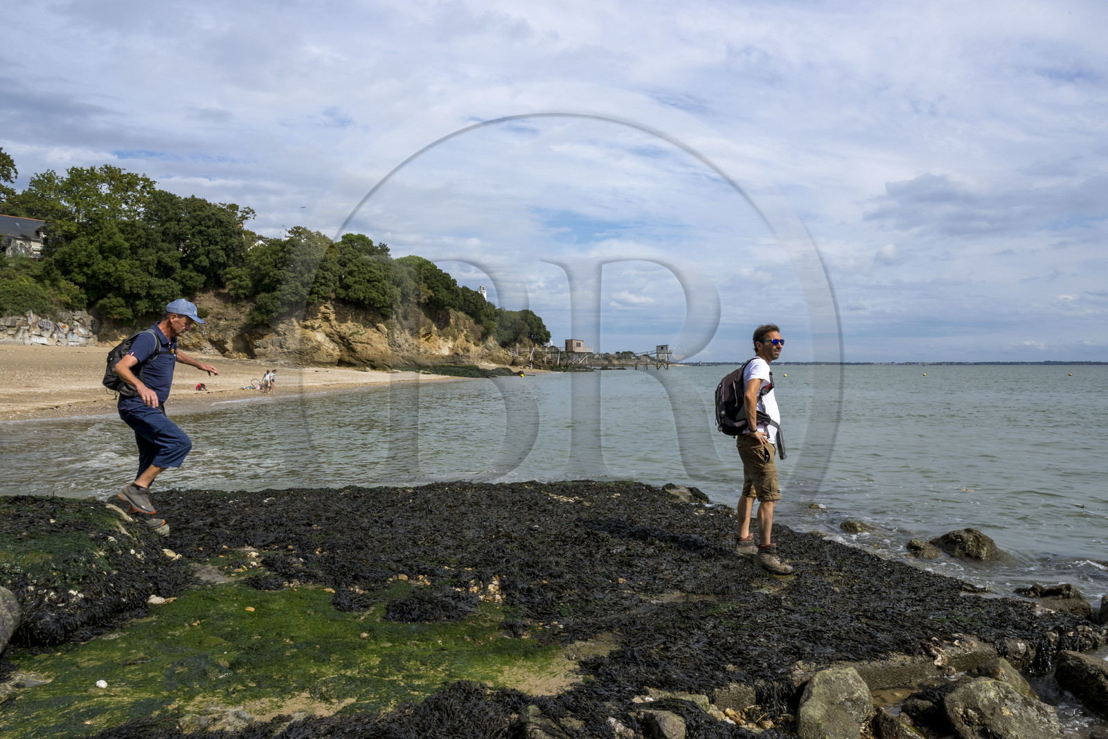 France, Loire-Atlantique (44), Estuaire de la Loire, Saint-Nazaire, plage de Porcé, les randonneurs Stéphane Le Naour et Xavier Dupont sur le chemin de Grande Randonnée GR 34