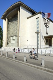 France, Bas-Rhin (67), Strasbourg, avenue de la Paix, la grande synagogue de la Paix batie en 1954 et le grand portail œuvre du ferronnier d'art Gilbert Poillerat