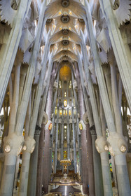 Espagne, Catalogne, Barcelone, quartier de l'Eixample, basilique de la Sagrada Familia de l'architecte du modernisme catalan Antoni Gaudi classée Patrimoine Mondial de l'UNESCO, le chœur, le ciborium, la coupole et la voute de la Nef en haut