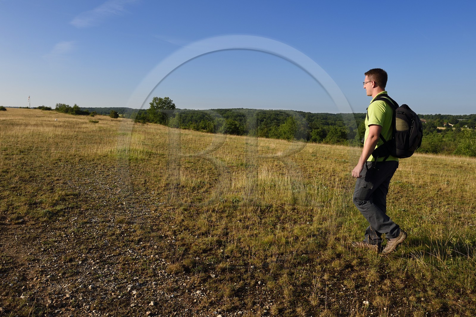 France, Dordogne (24), parc naturel régional Périgord Limousin, Périgord Vert, commune de La Rochebeaucourt-et-Argentine, plateau d'Argentine, Cédric Devilleger Chargé de mission Natura 2000 Dronne Argentine dans la pelouse cacicole habitat d'interet communautaire