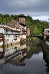 France, Pyrénées-Atlantiques (64), Pays-Basque, Saint-Jean-Pied-de-Port, le Pont Vieux sur la rivière Nive de Béhérobie et l'église de l'Assomption ou Notre-Dame du Bout du Pont