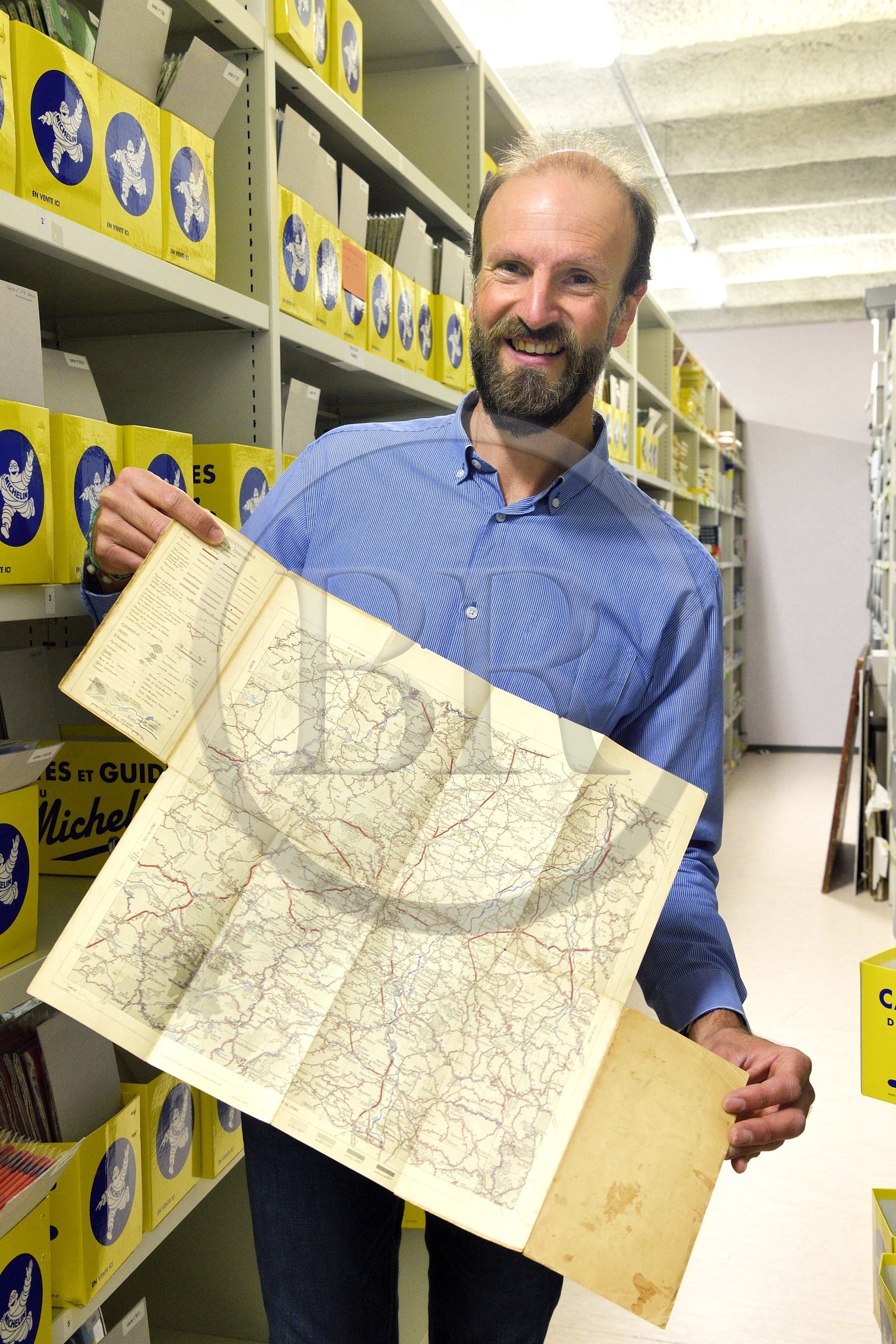 France, Puy-de-Dôme (63), Clermont-Ferrand, archives de L'Aventure Michelin, musée retraçant toutes les activités du groupe Michelin, Stéphane Nicolas, responsable du patrimoine historique de Michelin, présente la toute première carte test de 1908 sur la région de Clermont-Ferrand
