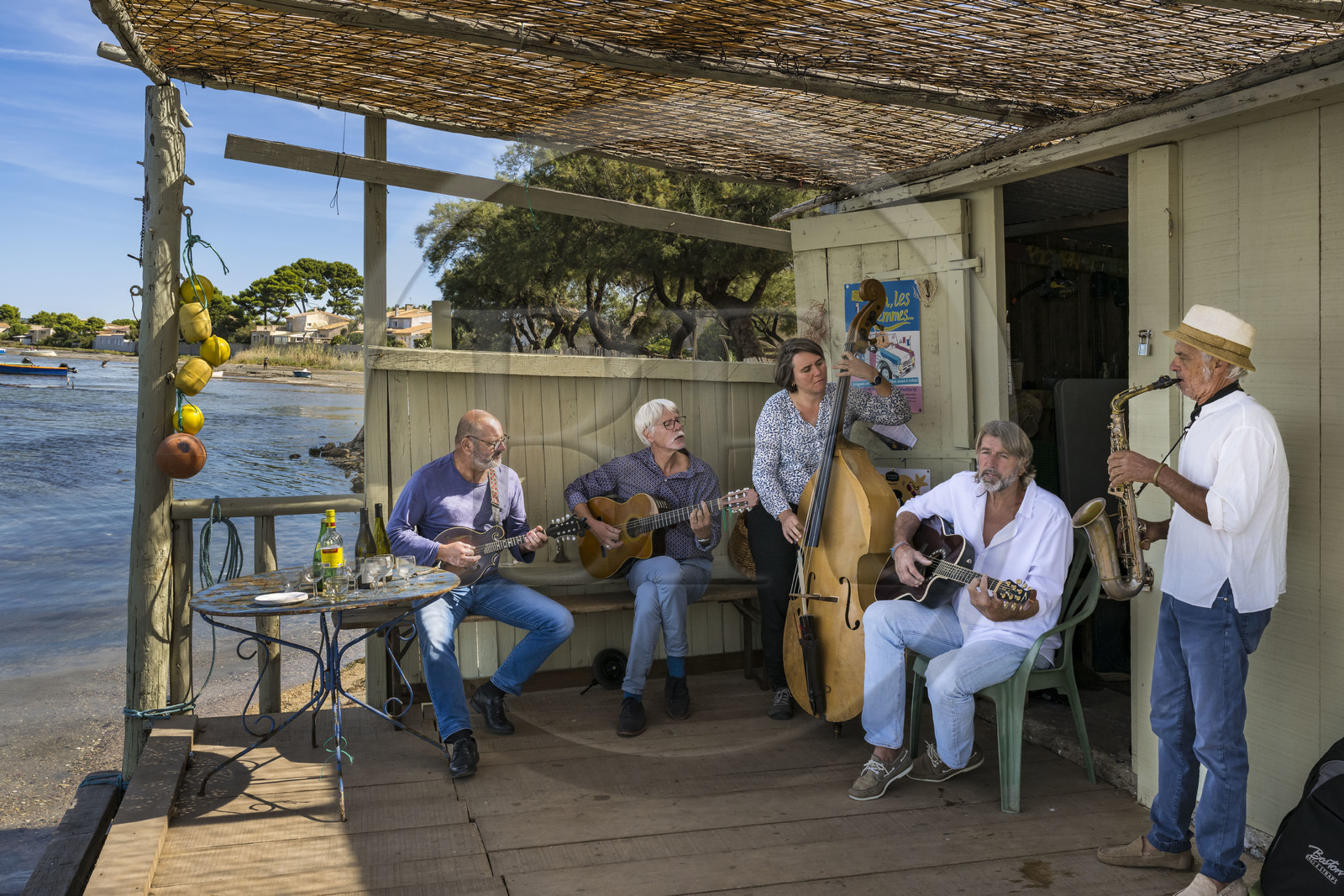 France, Hérault (34), Sète,  Pointe du Barrou sur les rives de l'étang de Thau, le groupe de musique Au Bois de mon cœur qui réinterprète les chansons de Georges Brassens, il est mené par le pêcheur sétois Jean-Louis Lambert au chant et à la guitare, Georges Cabaret à la guitare solo, Guy Blanc dit Guet au saxo alto, Denis Benito à la mandoline bluegrass et Tatiana à la contrebasse