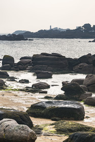 France, Côtes-d'Armor (22), Côte de Granit Rose, Trégastel, Ile Renote, la plage à marée basse et le phare de Mean Ruz à Ploumanac'h en arrière plan
