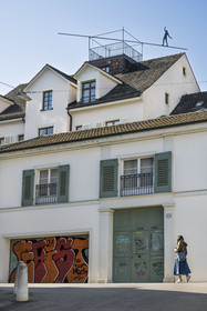 Suisse, Bâle, Vieille ville du Grand Bâle (rive gauche), une silhouette de funambule en métal dansant sur un toit, street-art dans la rue Heuberg