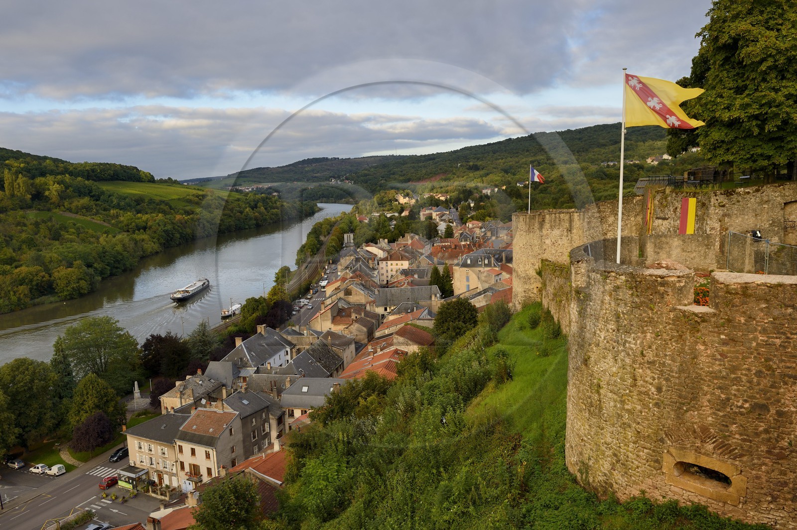 France, Moselle (57), vallée de la Moselle, Sierck-les-Bains en bordure de la Moselle surplombé par le chateau des Ducs de Lorraine du XIIe siècle