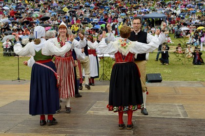 Suède, comté de Dalécarlie, Leksand, les très populaires célébrations du solstice d'été pour la Saint-Jean, danses folkloriques en costumes traditionnels