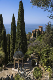 Italie, Ligurie, Province d'Imperia, Vintimille, Jardin botanique Hanbury, le Tempietto au premier plan et la villa Orengo