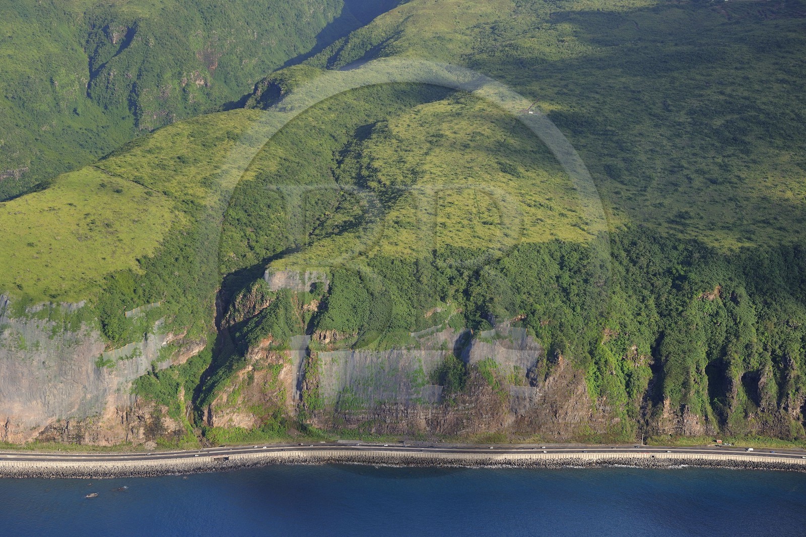 France, île de la Réunion, la Route du Littoral au pied des falaises entre le Port et Saint-Denis (vue aérienne)