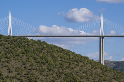 France, Aveyron (12), parc naturel régional des Grands Causses, Peyre, le viaduc de Millau des architectes Michel Virlogeux et Norman Foster, au dessus du Tarn