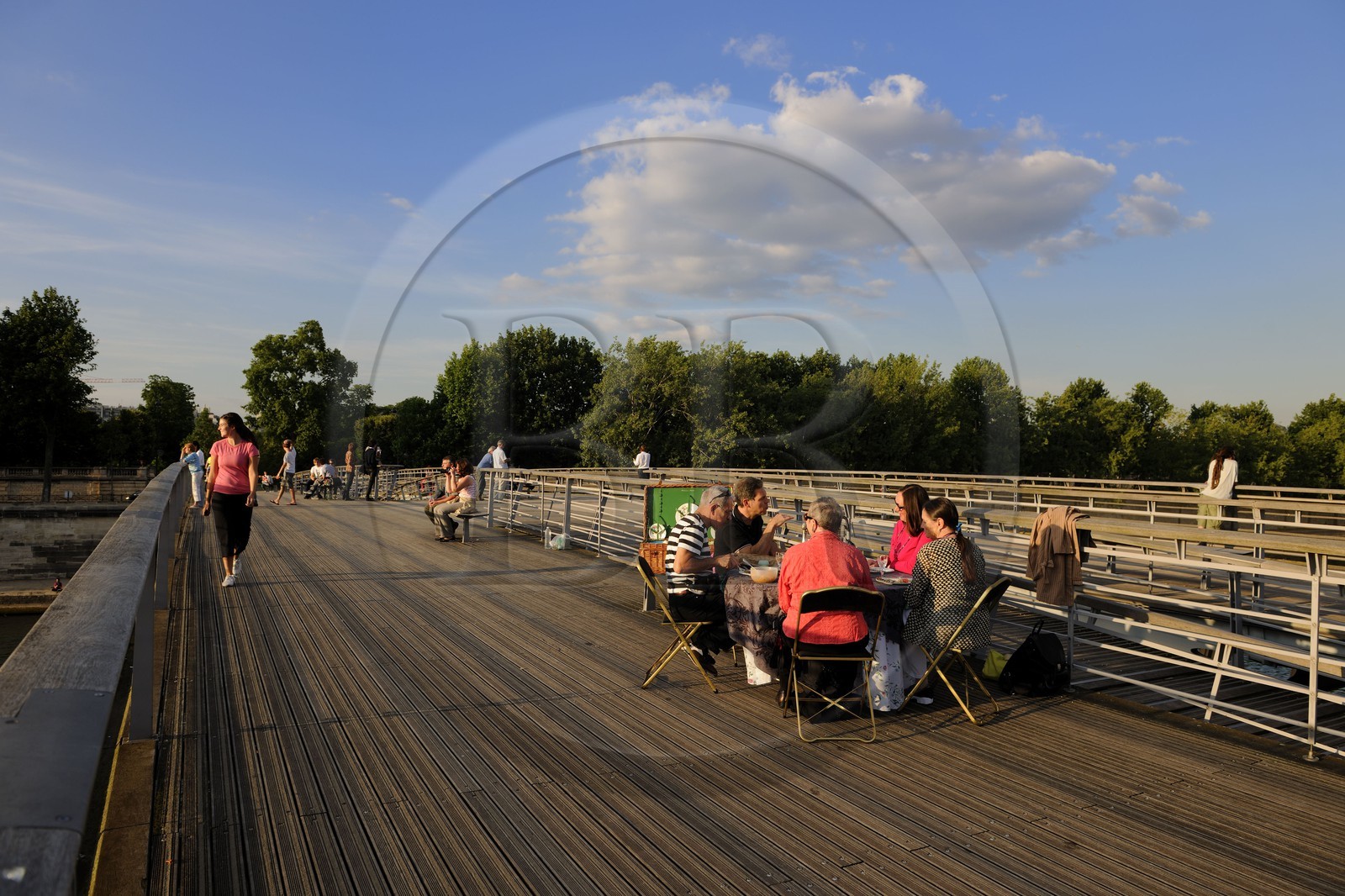 France, Paris (75), les rives de la Seine, pic-nic sur la passerelle Solferino