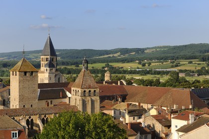France, Saône et Loire (71), Cluny, clocher de l'Eau Bénite de l'ancienne abbaye au fond, la Tour du Fromage et à droite l'église de Notre-Dame