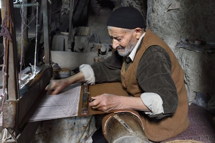 Iran, Province d'Ispahan, désert du Dasht-e Kavir, ville de Nain ou Na'in, Sayed Ali Mostapha, tisseur de laine de chameau de 85 ans dans son atelier souterrain à Mohammadiyeh