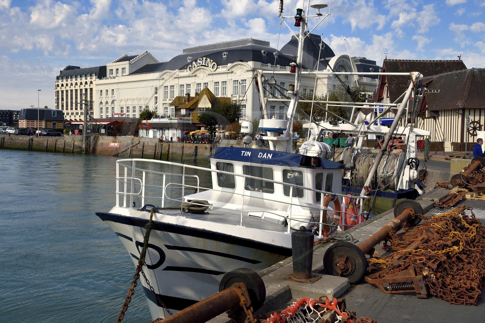 France, Calvados (14), Pays d'Auge, Trouville-sur-Mer, le port sur les bords de la rivière Touques et le casino en arrière plan