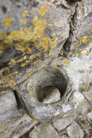 France, Aveyron (12), parc naturel régional des Grands Causses, le fort cistercien de Saint-Jean-d’Alcas, anneau d'attache médiéval pour chevaux taillé dans la pierre